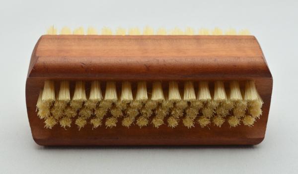 Handwaschbürste Birnbaumholz mit Griffmulden. 6 und 4 Reihen helle Naturborsten.
